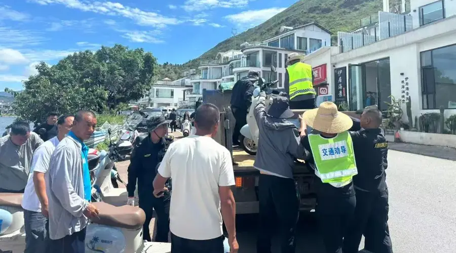 挖色镇强力整治路域环境 确保暑期旅游秩序井然