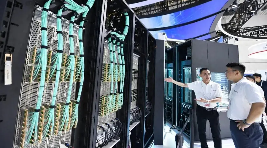 造价过亿的黑色机柜，站上C位