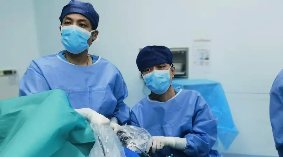 巴掌宝宝胃穿孔命悬一线 深圳医生用超小腹腔镜手术成功救回