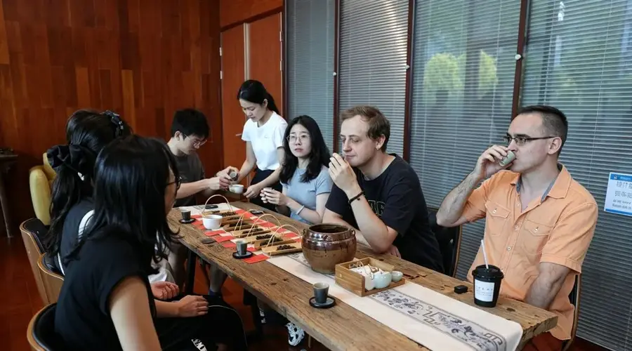深圳宝安西湾里茶社联动AI智能眼镜 打造国际化茶文化交流新空间