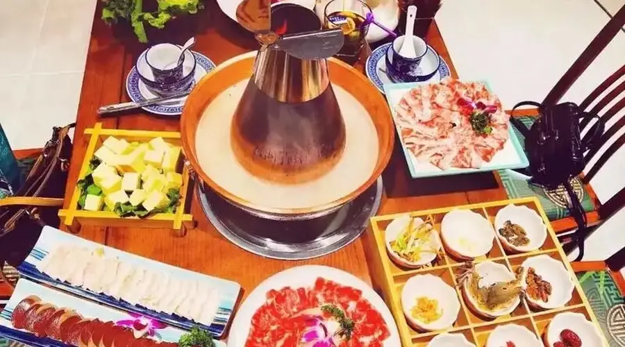 乌拉满族火锅灵魂揭晓：汤料慢熬牛棒骨土鸡 传承满族饮食文化