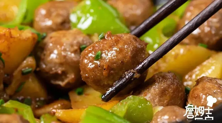 下班快手菜上新!牛肉丸土豆煲一锅端 鲜到多吃一碗饭