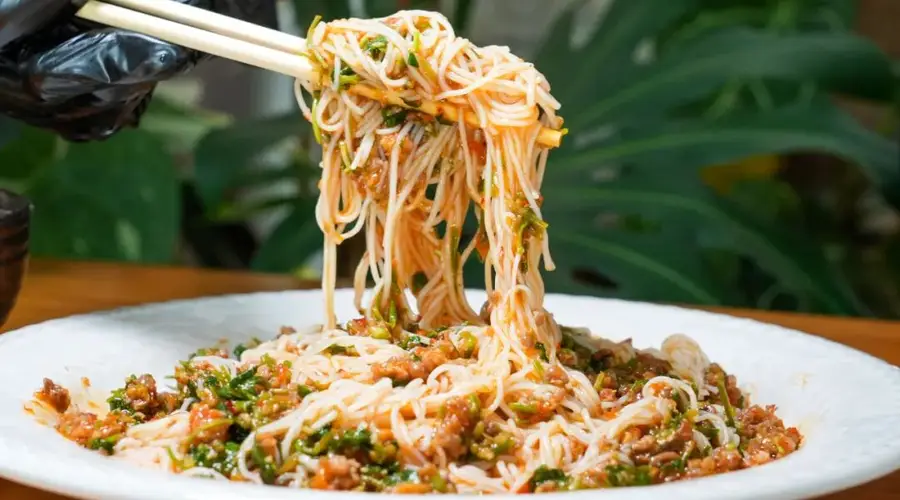 马蹄菜撒苤成山野风味 选料制作全流程保留原生清香