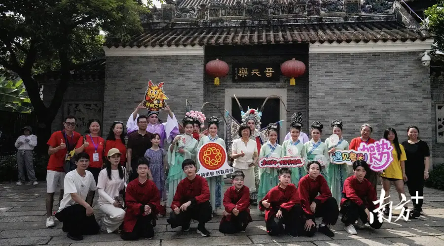 50位海外华裔青少年广州登台秀粤剧 寻根之旅从戏服身段起步