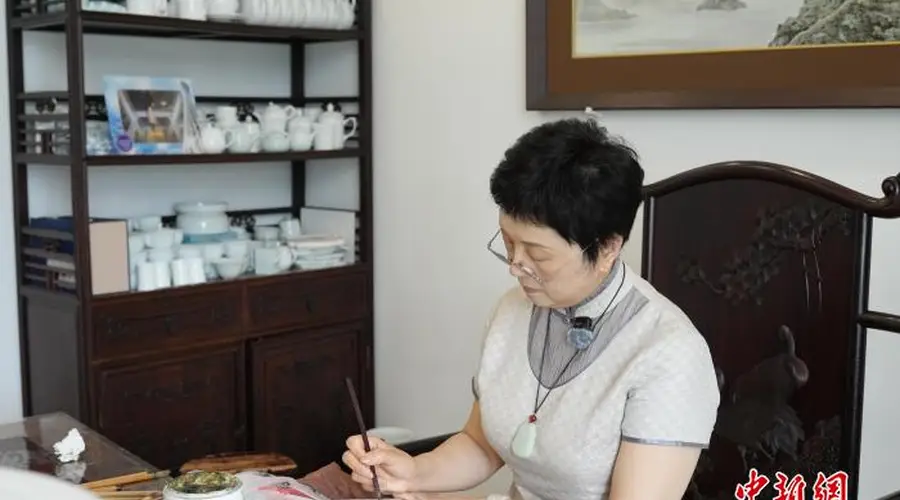 7月9日景德镇粉彩瓷绘工作现场：传承人傅长敏以匠心续古香