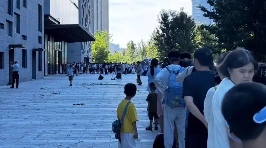 杭州浙博之江馆因圆明园兽首特展爆满 瞬时客流逼近承载极限 省博发布错峰观展提醒