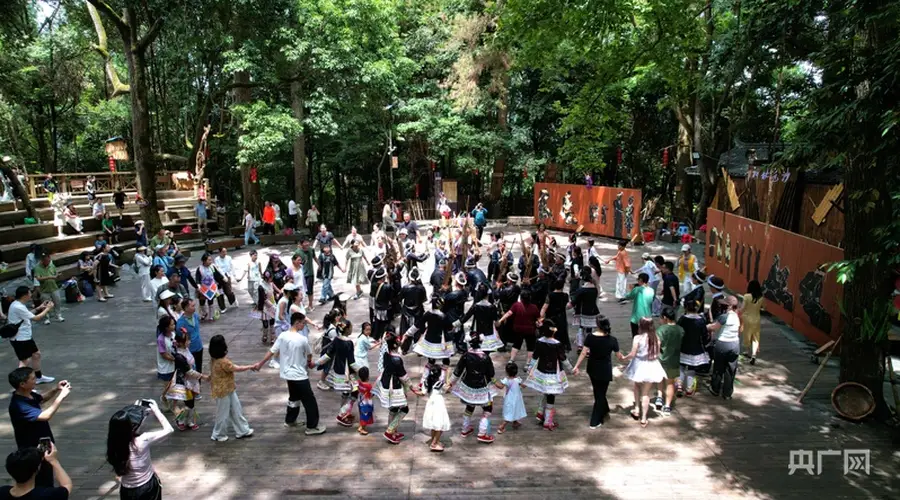 贵州从江岜沙苗寨人气火爆 民俗文旅项目引游客扎堆体验