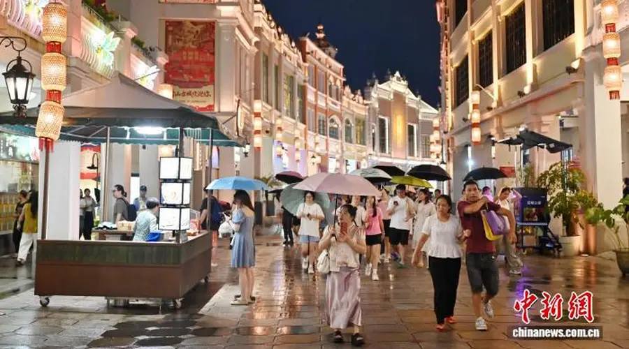 8月2日晚中山孙文西路步行街夜间人气爆棚