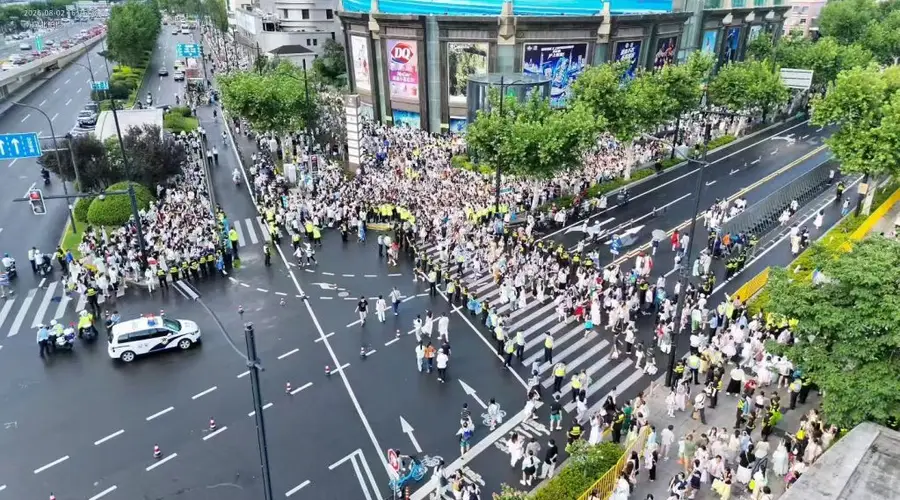 上海演唱会开演落幕 家长带子女赴沪圆梦