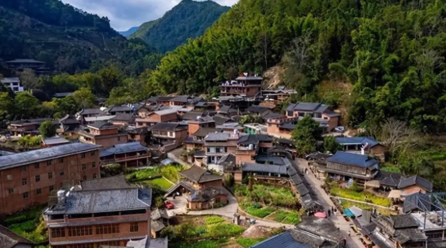 云南普洱那柯里村:两榕凋零因溪隔,建连心桥后重焕生机成爱情地标