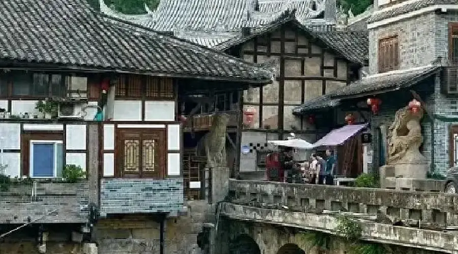 四川雅安荥经有座百年老场镇 溪水穿街还有非遗老茶铺