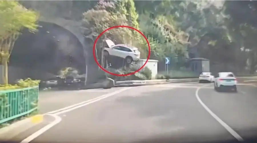 重庆鹅岭隧道口今日9时许一白色SUV腾空悬停 2人送医事故原因正查