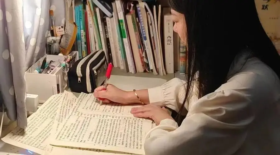 成都41岁母亲以初试第一考入川大研 初衷为激励初中女儿