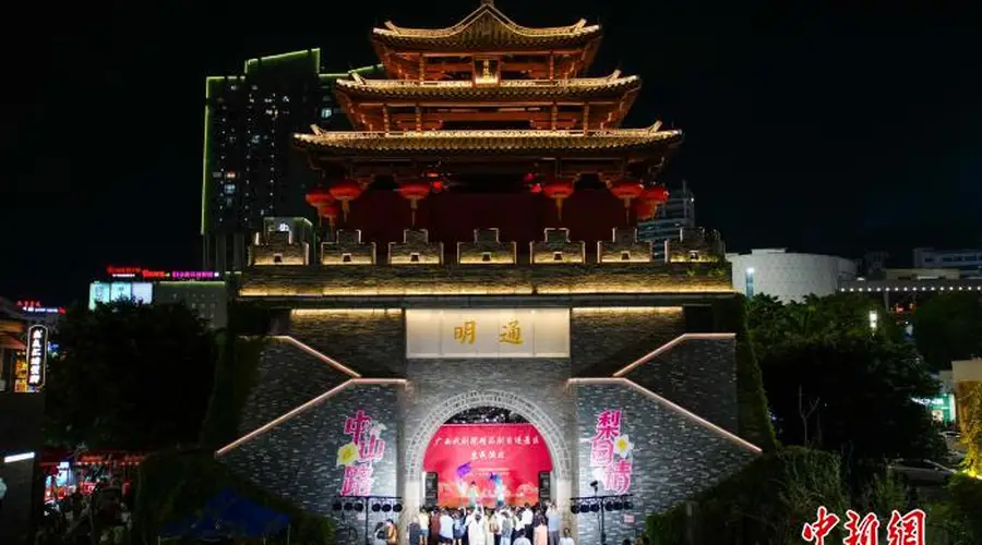 广西南宁：美食街夏夜“有好戏” 钟鼓楼里戏韵悠扬