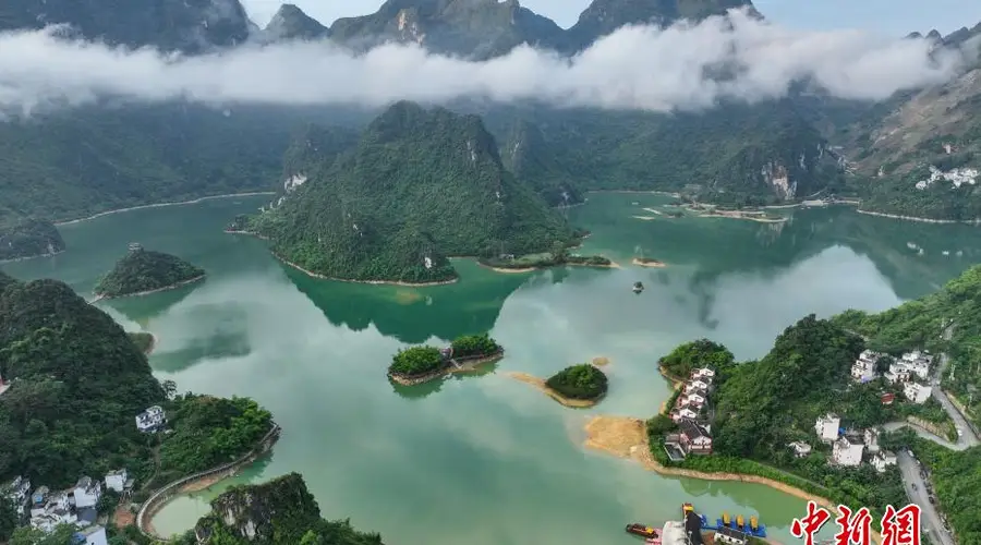 广西凌云县浩坤湖景色宜人