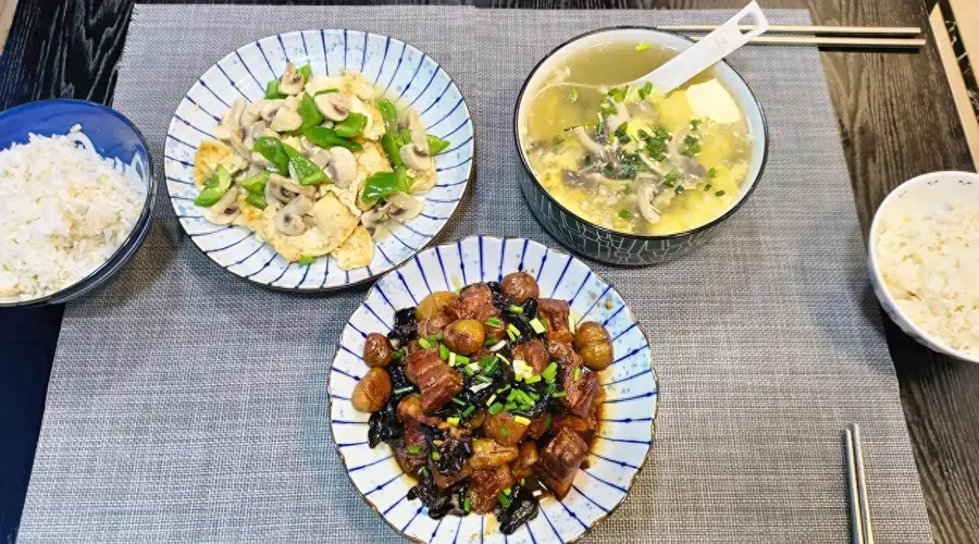 省事,晚餐3个菜,好吃到飞起,儿子:这么丰盛,要胖了!