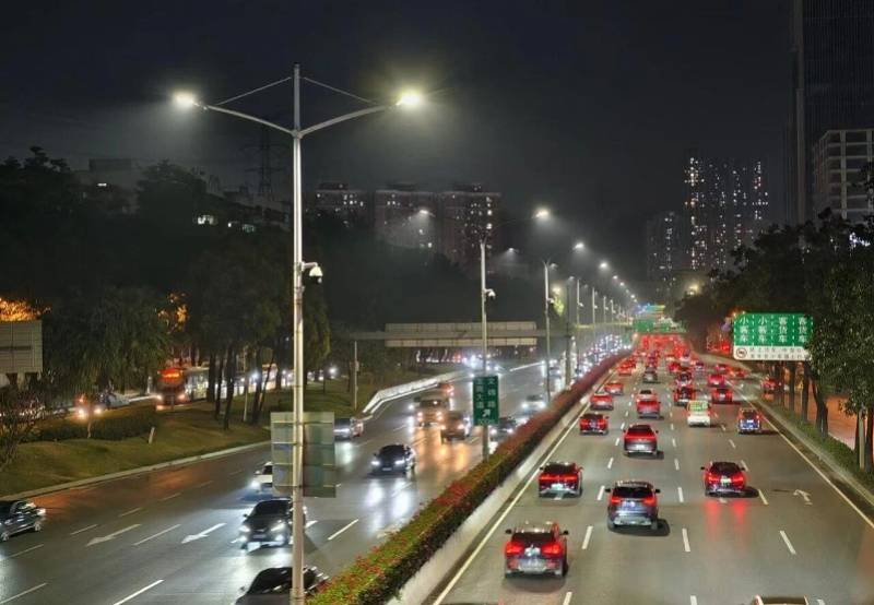 路灯更舒服了？深圳4.86万盏更新，高光效LED上岗