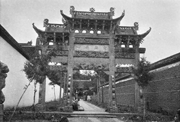 百年前杭州：雷峰塔摇摇欲坠，岳飞墓地完好，秦桧跪像加装了栅栏