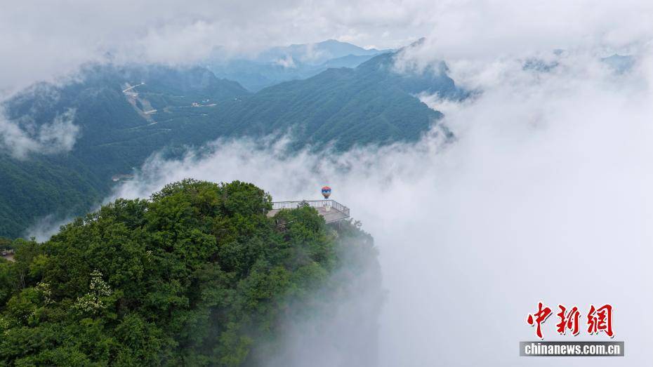 云雾缭绕！龙头山绿意葱茏 民众赏“云端”夏景