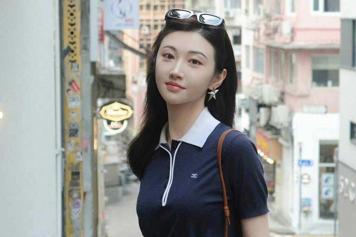 景甜穿藏青短袖配牛仔短裙 休闲复古清爽松弛状态亮眼