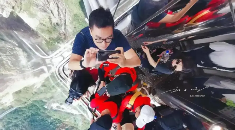 湖南张家界百龙天梯斩获三项吉尼斯纪录 获称世界第一梯