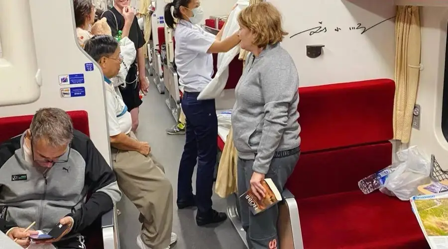 泰国火车卧铺贴心服务:工作人员帮忙铺床,中国火车为何难以实现?