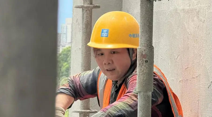 扛钢管的单亲妈妈，用肩膀扛出一个高考“屏蔽生”：这个没读过书的妈妈，给所有焦虑的父母上了一课