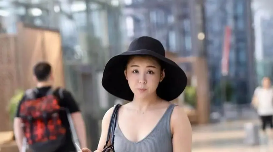 40岁李小萌身材傲人，着吊带配宽腿裤又纯又欲，曲线完美