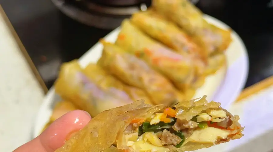 这盘春卷外酥里嫩,馅料鲜到眉毛掉下来