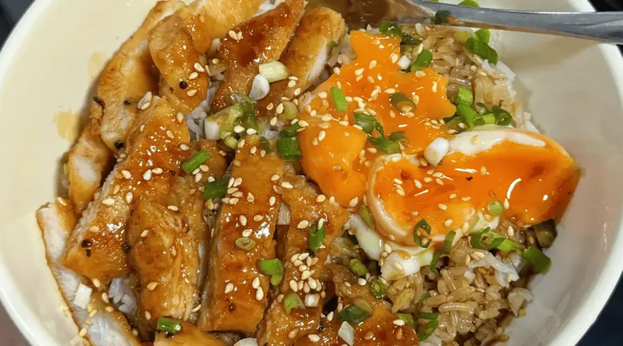 家常蜜汁鸡排饭四步出 半熟蛋焖酱搭出暖心美味