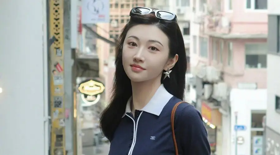 景甜穿藏青短袖配牛仔短裙 休闲复古清爽松弛状态亮眼