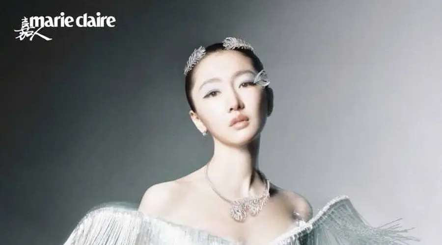 周冬雨嘉人羽翼大片封神!指尖羽毛美甲太绝,温柔又高级