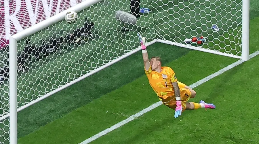 世界杯-恩佐远射偏出 犯规7-11英格兰半场0-0阿根廷