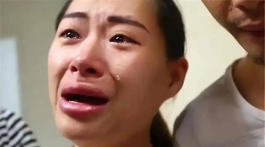 原创喂完娃饭桌上的菜都没了，90后宝妈情绪崩溃，老公：你再去做一些