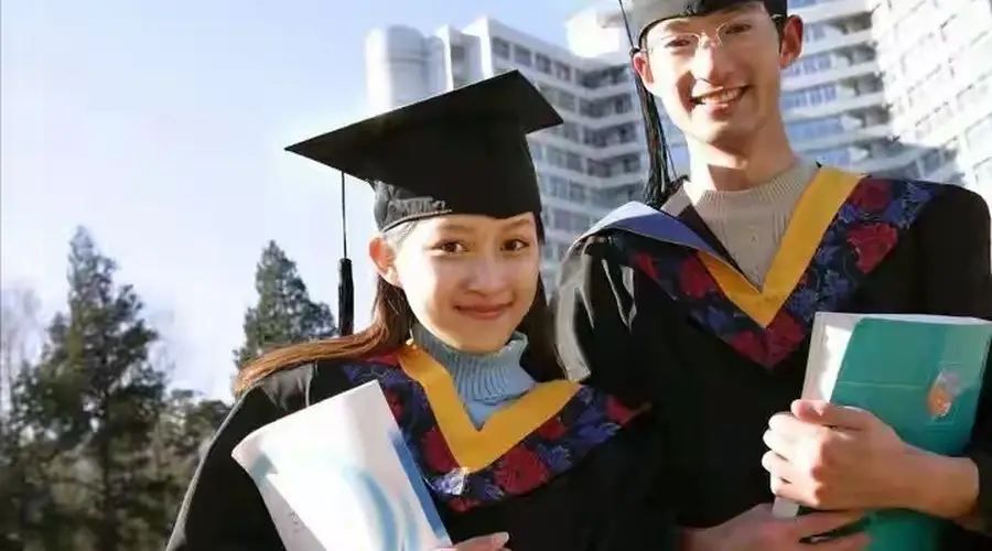2032年1193万大学生涌向贬值赛道:学历从溢价证变参与证