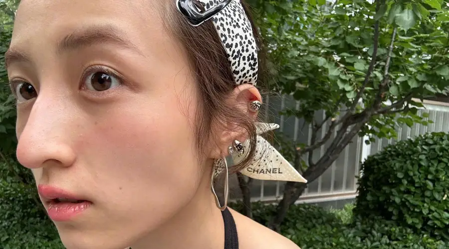 张子枫晒户外随拍引热议 脸颊凹陷瘦成了“纸片人”