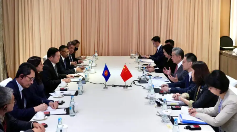 王毅会晤东盟秘书长当面警告菲方 菲缺席晚宴后表态引发地区关注
