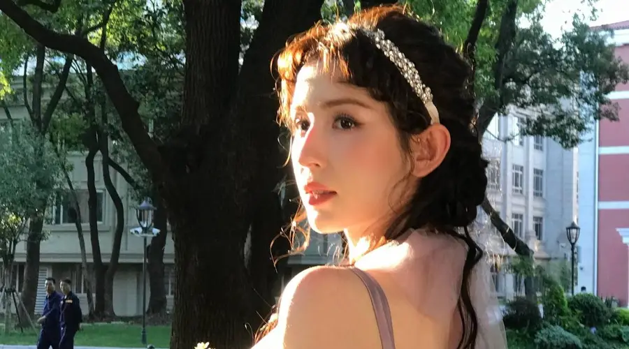 哈妮克孜夏日林间写真曝光 怀抱花束配淡紫纱裙尽显童话少女感