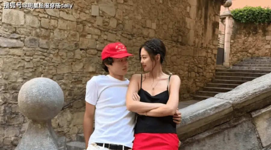 Jennie换黑红造型大变样 黑吊带搭小红裙配编发冷艳高级