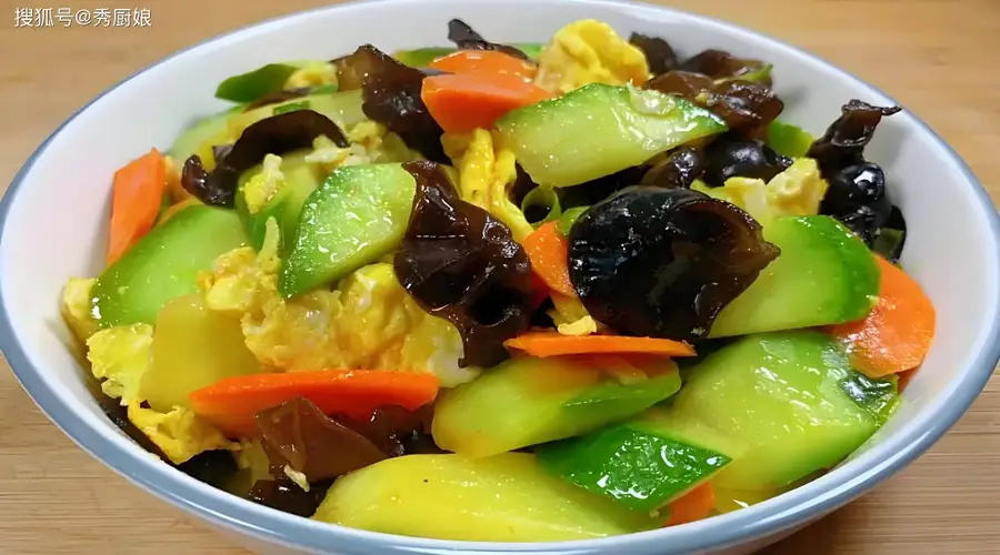 三伏天推荐吃这三样菜 海带黄豆芽炒肉片做法简单营养足伏天里清爽解腻