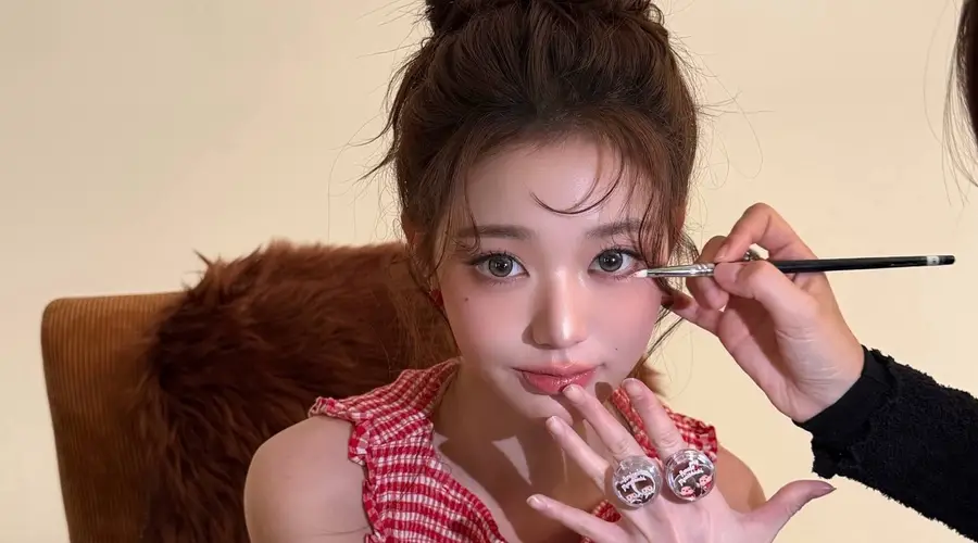 张元英红色格纹连衣裙配高扎丸子头 美照凸显甜而不腻少女感