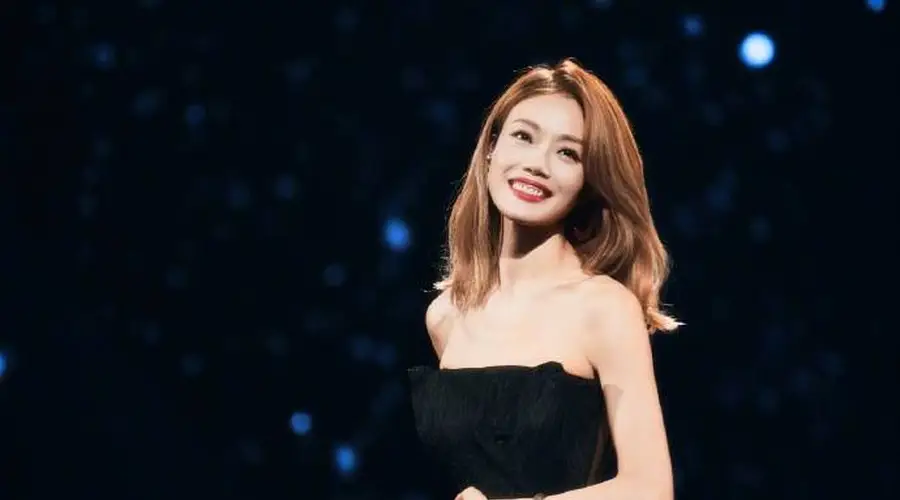 国乐无双》第九期播出 容祖儿流苏长裙演绎粤语版《蓝旗袍》登热搜
