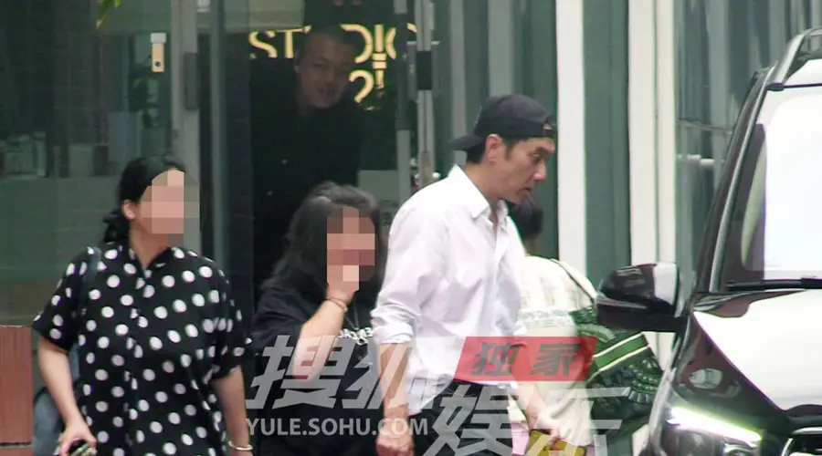 林依轮录音棚收工 着白衫步行离开状态佳