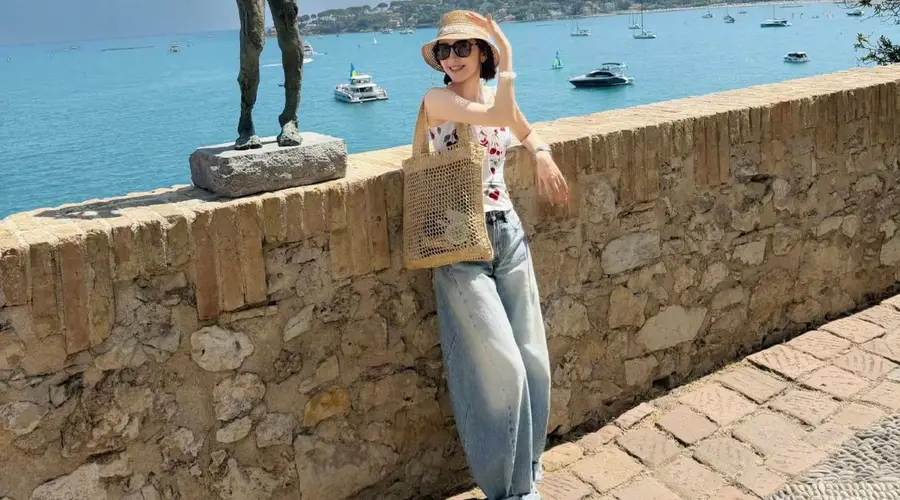 唐艺昕穿印花吊带海边度假 灵动松弛氛围感拉满