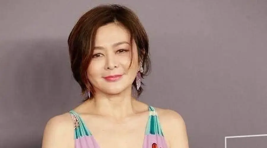 63岁关之琳现身活动 微卷短发配香芋紫深V印花裙尽显从容气韵