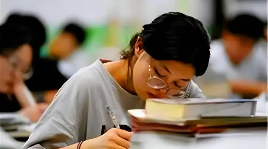 中考708分偷偷改志愿 中职生现在已能熟练调试工业机器人