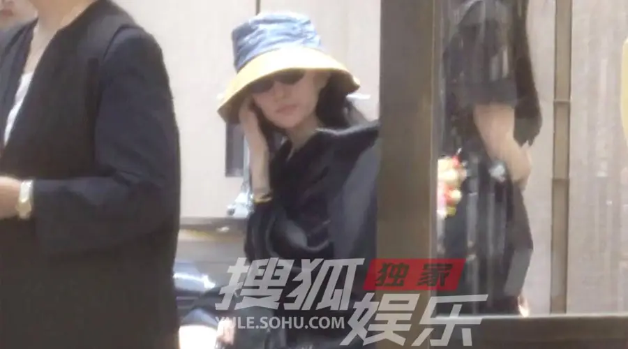 刘亦菲逛商场挑选首饰 披肩草帽展松弛温柔状态