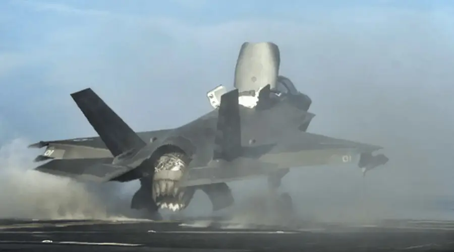 美军F-35B在加州坠毁 飞行员已弹射逃生