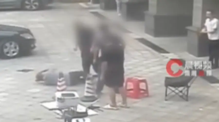 长沙店主劝挪奔驰被两男子打骨折,警方:两名嫌疑人已被刑拘