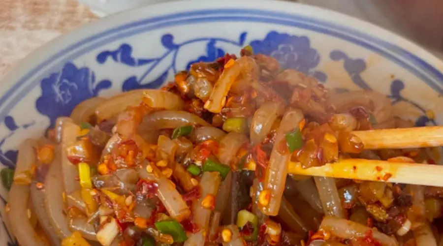 景德镇冷粉:橘子皮酱中和辣劲 筋道口感层次足